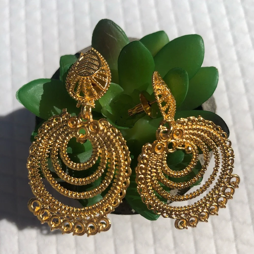 Beautiful timeless classic earrings 💛 - Picture 8 of 10
